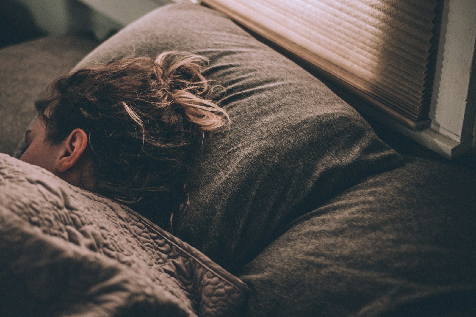 Insomnies, réveils nocturnes, sommeil léger : comment la réflexologie agit sur vos nuits